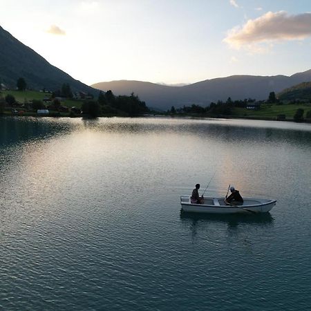 Loken Camping - Trivelig Og Idyllisk Ved Vannet Hotel Olden Buitenkant foto