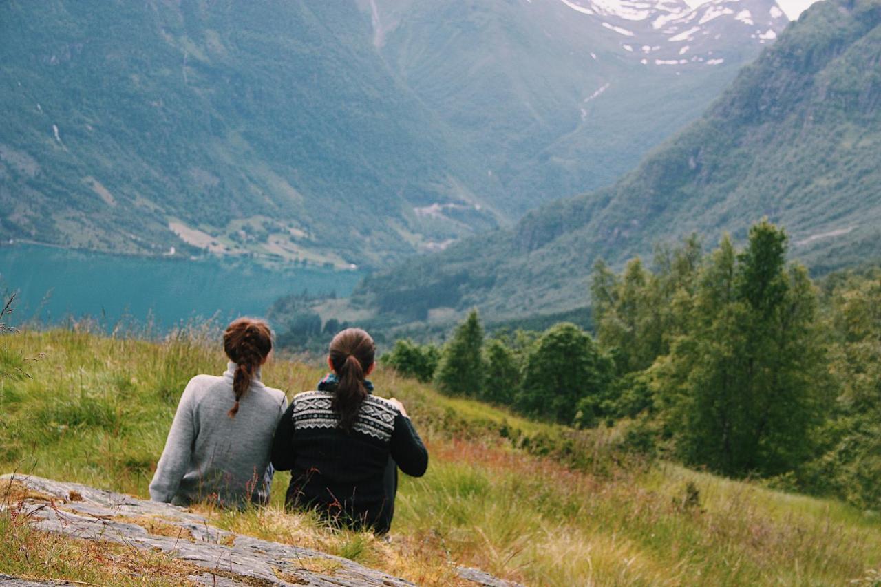 Loken Camping - Trivelig Og Idyllisk Ved Vannet Hotel Olden Buitenkant foto